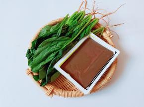 首先要准备一块新鲜的鸭血，然后用清水将它清洗干净。