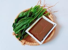 首先要准备一块新鲜的鸭血，然后用清水将它清洗干净。