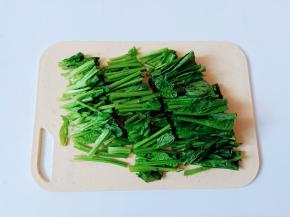 洗好的菠菜一切为三。