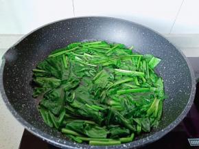 锅里放适量的清水，水开后放入菠菜焯水。