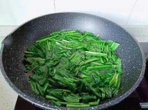 锅里放适量的清水，水开后放入菠菜焯水。