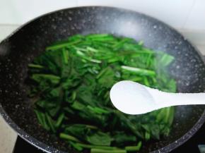 焯水期间可以加一点点的盐。