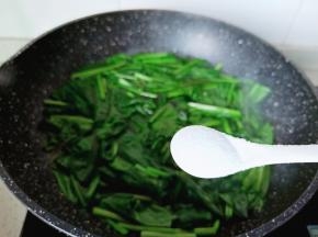 焯水期间可以加一点点的盐。