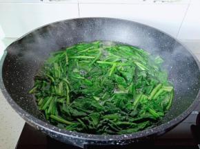 大约焯水一分钟，捞出挤干水份。