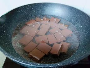 锅里开放鸭血焯水。