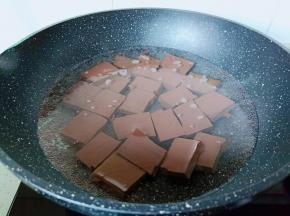 锅里开放鸭血焯水。