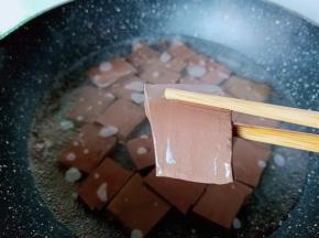 焯水至颜色变深后捞出备用。