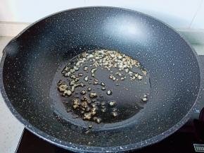 锅烧热放适量的食用油，油热后下蒜煸出香味。