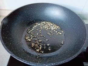 锅烧热放适量的食用油，油热后下蒜煸出香味。
