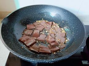 下切好的鸭血煸到表面变颜色。