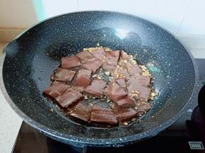 下切好的鸭血煸到表面变颜色。