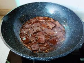 把调味料翻炒至均匀。