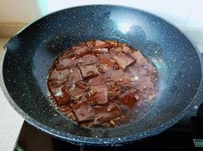 把调味料翻炒至均匀。