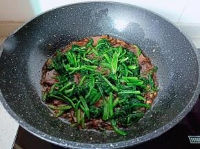 加入菠菜段。