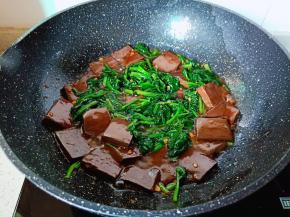 用铲子轻轻翻动一分钟就可以关火了。