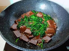 用铲子轻轻翻动一分钟就可以关火了。