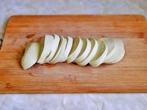 首先将素鸡温水冲洗干净，再切片。