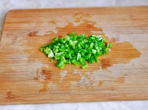 青椒洗干净去根去籽再切丁。