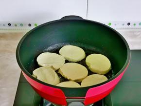 起油锅素鸡摆放锅中。