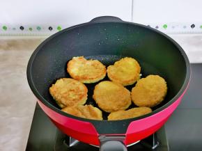 中小火煎至两面金黄盛出装盘，