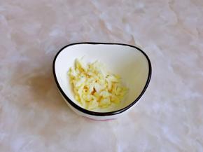 大蒜去皮切碎放入小碗中。