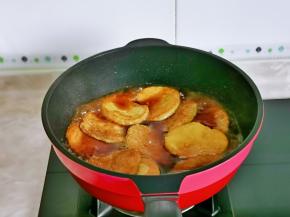 把调好酱汁倒入锅中，再放入煎好的素鸡。