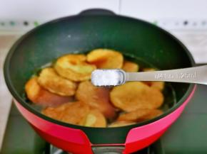 按个人口味加入盐，小火炖5分钟。