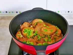 撒上青椒丁，大火收汁至浓稠，不要收干哈，有点汤汁更好吃。