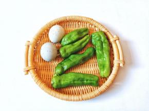 青椒皮蛋是最近很火的一道下饭菜。