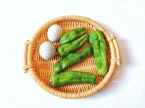 青椒皮蛋是最近很火的一道下饭菜。
