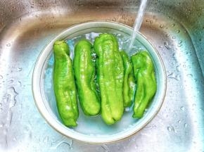 青椒放入清水里冲洗干净。