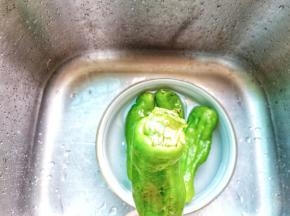  拽着青椒头轻轻的转一下，然后往里推，就可以把这个里面的纸籽去掉了。