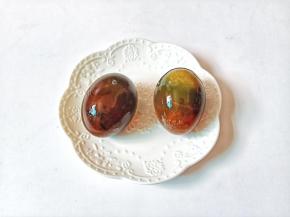 把皮蛋壳给剥了。