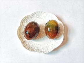 把皮蛋壳给剥了。