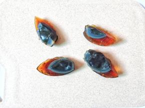 用一根线把皮蛋一分为四。