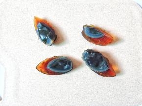 用一根线把皮蛋一分为四。