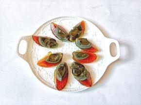 把切好的皮蛋码到盘里。