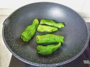 开火锅热再放入青椒【这里是无油烘青椒】