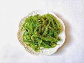 煎好的尖椒晾一下，然后撕成条状。