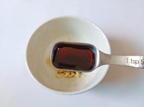 再加入生抽两勺搅拌均匀。