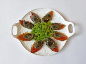 把撕成条状的青椒码到盘子中间。