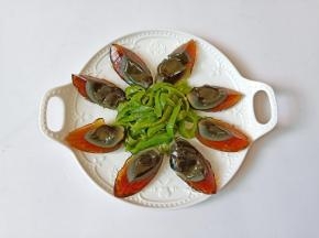 把撕成条状的青椒码到盘子中间。