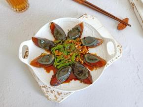 吃的时候讲青椒与料汁拌一下。