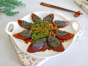 这道菜皮蛋特有的清香味，加上青椒一点点微辣。