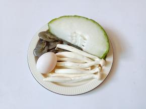 今天用冬瓜来做一个海鲜鸡蛋汤。