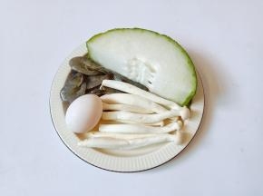 今天用冬瓜来做一个海鲜鸡蛋汤。