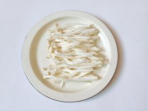 把骨菇清洗干净，撕成条状。