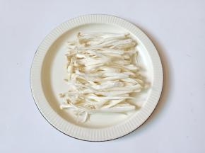 把骨菇清洗干净，撕成条状。