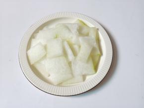 冬瓜去皮削成薄片。