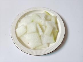 冬瓜去皮削成薄片。